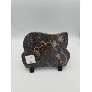 Plaque funéraire en granit gris rosé avec cœurs et colombes