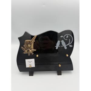 Plaque funéraire en granit noir avec parchemin et colombes