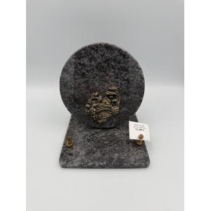 Plaque funéraire en granit gris avec décor paysage et fleurs en bronze