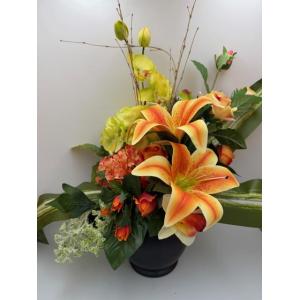 Composition de fleurs ton orangé dans son vase boule noir