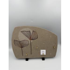 Plaque funéraire en céramique beige décor feuilles métalliques cuivrées