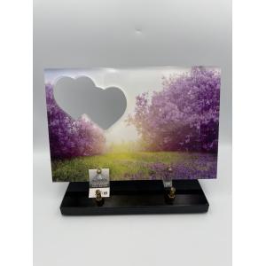 Plaque funéraire en plexi imprimé décor floral violet avec découpe cœur, socle en granit noir