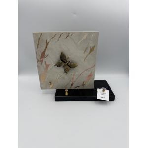 Plaque funéraire en céramique beige et socle granit noir, motif doré et papillon en bronze