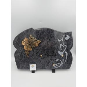 Plaque funéraire en granit bleu avec papillons en bronze