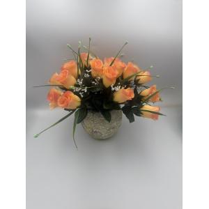 Composition de fleurs aux tons orangés dans un vase clair arrondi avec motif tranches d’oranges
