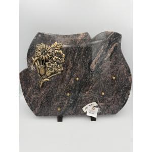 Plaque funéraire en granit gris rosé avec motif bouquet de fleurs en bronze