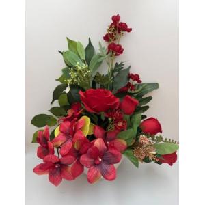 Composition de fleurs rouges dans contenant gris