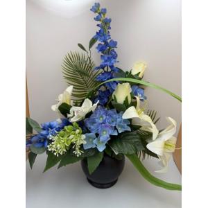 Composition de fleurs Bleue et Blanche dans contenant boule noir