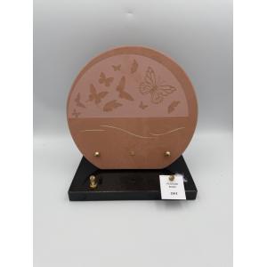 Plaque funéraire ronde en céramique rose avec motifs papillons, socle en granit noir