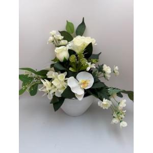 Composition de fleurs blanches dans contenant blanc