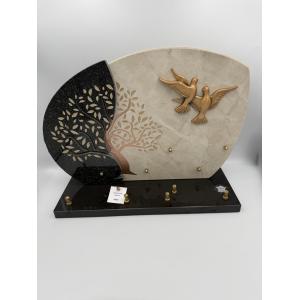 Plaque funéraire en céramique beige et granit noir motif arbre de vie et colombes en bronze