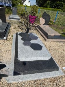 Les nouveaux modèles sont exposés sur nos sites de Ploufragan et Trégueux - 35 monuments disponible pour une pose sous quinzaine ! retrouvez également nos monuments cinéraires avec 20 modèles disponibles.Nous pouvons également concevoir le monument de votre choix sur notre configurateur. Nos conseillers sont là pour vous guider et vous accompagner dans votre choix .